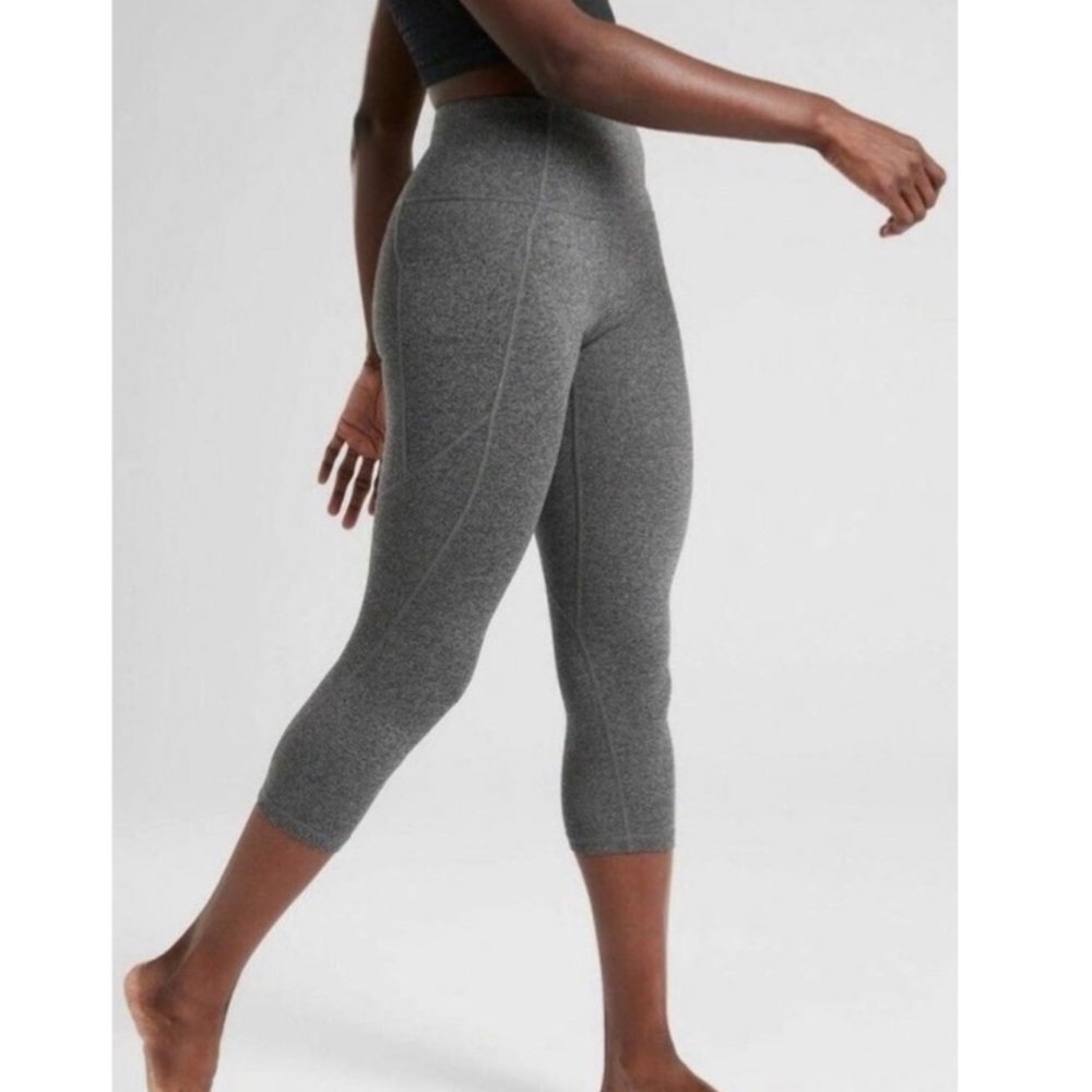 Athleta's Salutation Stash Pocket Capri Leggings Women’s Activewear Pants Small